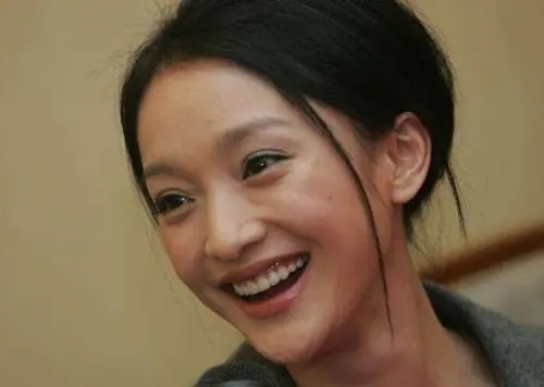 周也周迅什么关系啊是亲戚吗？周迅是周也的姑姑吗？