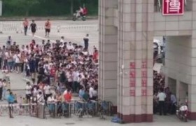 家长排队抢复读名额，高考放榜次日高三父母就忙着找复读了