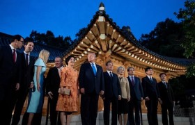 特朗普被赠EXO专辑，估计回到家就扔垃圾桶了吧！