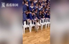 博士生幼子闯毕业礼和众人握手，福建医科大学毕业典礼2岁男童