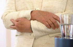 默克尔回应身体颤抖是怎么回事？默克尔是得啥病了吗