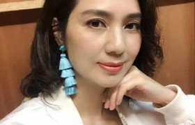 洪欣素颜现身超市幸福带女儿，张丹峰该知足了有这么好的老婆