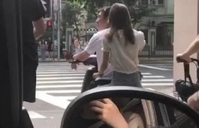 王思聪骑电动载美女是真的吗，白衣女子是谁你猜能好多久？