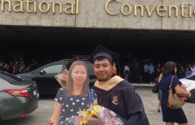 搂纸板妈妈拍毕业照是什么意思什么情况？妈妈去世了吗
