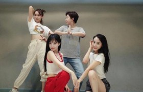 李小璐秀一字马，李小璐贾乃亮风波后一家人同框秀恩爱