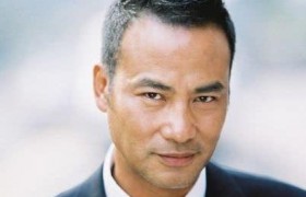 任达华右手伤口曝光伤得有点重，凶手真的是神经病吗