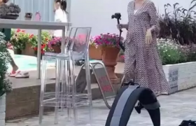 蔡少芬挺孕肚拍照，怀孕这么轻松自在少有啊