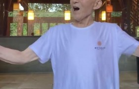 85岁济公变网红，济公专业户游本昌发小视频成为网红