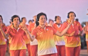 大妈戴耳机跳广场舞，希望推广这种不扰民的广场舞