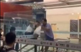 乘客下机被锁机场是怎么回事，没有人发现吗