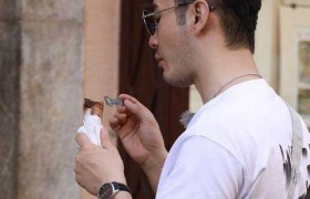 黄晓明吃雪糕用勺画风有点怪，黄晓明为何吃雪糕用勺子