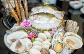 鲜得眉毛掉下来的典故出处，鲜到掉眉毛是什么意思哪里方言？