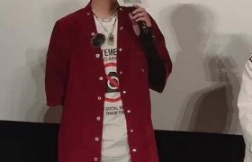 吴亦凡回应背玩偶走秀说了什么？吴亦凡2020人气如何学陈志朋搞怪？