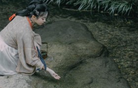 词句“赌书消得泼茶香，当时只道是寻常”用了谁的典故，答案是啥？