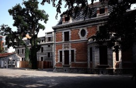 北京朝内81号为什么不拆为什么说是鬼宅出过啥事现在还住人吗？