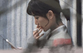 毛晓彤抽烟戏份路透图片曝光，拍摄的是什么电影叫什么名称