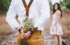 女生相亲约会玩手机是什么心态还有机会吗是害羞还是不喜欢？