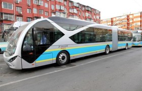 公交车司机一个月多少钱工资，公交车司机挣的钱多吗？