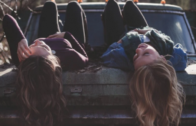 把车开到没人的地方做些有意义特别事情，比如自驾游在野外过夜