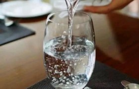 为什么大量喝水会伤肾是真的吗，喝过量的水会不会中毒？