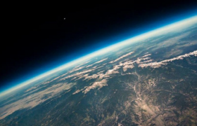 地球边缘能走出地球吗？为什么人走不到地球的尽头是什么原理？