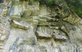 长江悬棺是怎么放上去的，三峡的悬棺放的是什么人为何要放上去