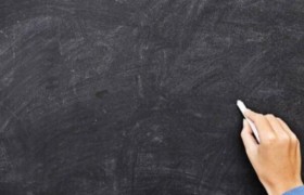 老师在黑板上写字之前为什么把粉笔先掰掉一截，是什么原因原理？