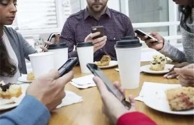 边吃饭边玩手机对身体是否有影响有什么危害吗会消化不良吗