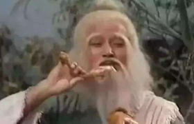 乔峰和洪七公是哪个朝代的人谁大？乔峰洪七公分别是几代的丐帮帮主