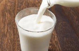 蜂蜜和牛奶能不能混合在一起喝？在牛奶里加入蜂蜜有什么功效？