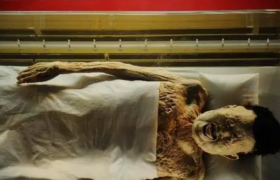 马王堆女尸保存了多少年是哪个朝代的为什么不腐烂放了什么东西？