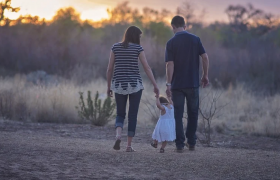 相亲找男朋友要不要看他的父母有没有退休金，这个重要吗？