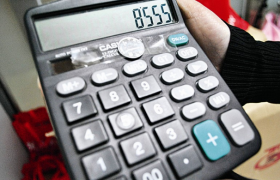 商店老板在计算器上贴个硬币是什么意思有什么含义和说法吗？