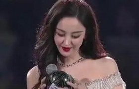 古力娜扎在颁奖典礼上说的穷哈说的是韩国的哪个歌手？