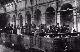 地铁怎么转弯需要掉头吗？地铁是怎么停得刚刚好标志位置吗