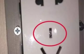 如何找出酒店里的隐形摄像头（简单判断找出酒店隐藏摄像头方法）