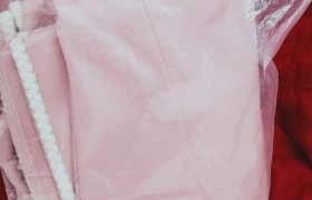 为什么有些衣服网上卖几十块的衣服实体店却卖几百块，哪个值得买？