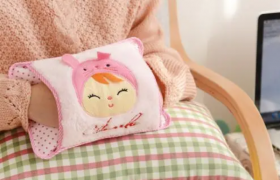 暖宝宝保暖袋里面是什么水可以加水吗？暖水袋里面的水有毒吗