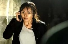 抖音视频片段警察和逃犯一起被掉进山洞的韩国电影叫什么名称？