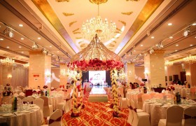 结婚在娘家穿婚纱还是秀禾服?结婚敬酒的时候是穿什么衣服?