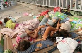 带4娃占道睡马路是怎么回事？河南太康女子带4个睡马路是有病吗