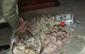 广西桂林的周女士家里花瓶里十年藏5千私房钱事件始末怎么发现的