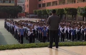 学生趴课桌午休收费是怎么回事是真的吗？深圳爱文小学午休管理费