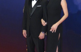 陈小春拿废纸做西装口袋巾是真的吗什么意思什么梗怎么做到的？