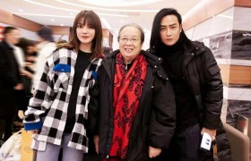 小燕子容嬷嬷同框，容嬷嬷李明启老师多少岁了怎么样子不变