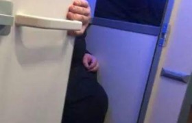 坐飞机被马桶吸住是咋回事？400斤钢琴家被吸进飞机马桶