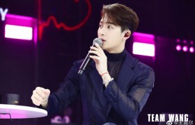 王嘉尔回应机场摔倒是怎么回事，是谁把王嘉尔撞倒的？