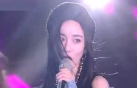 杨幂撞脸李小璐是什么意思怎么回事？跨年晚会杨幂化妆变了个人