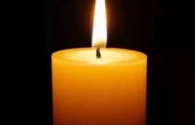 小客车撞护栏起火酿事故，死伤人数是多少？