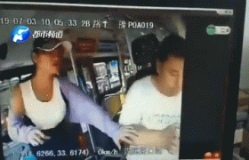 周口女子露粗大腿拳打脚踢公交车司机，事件最新消息处理来了